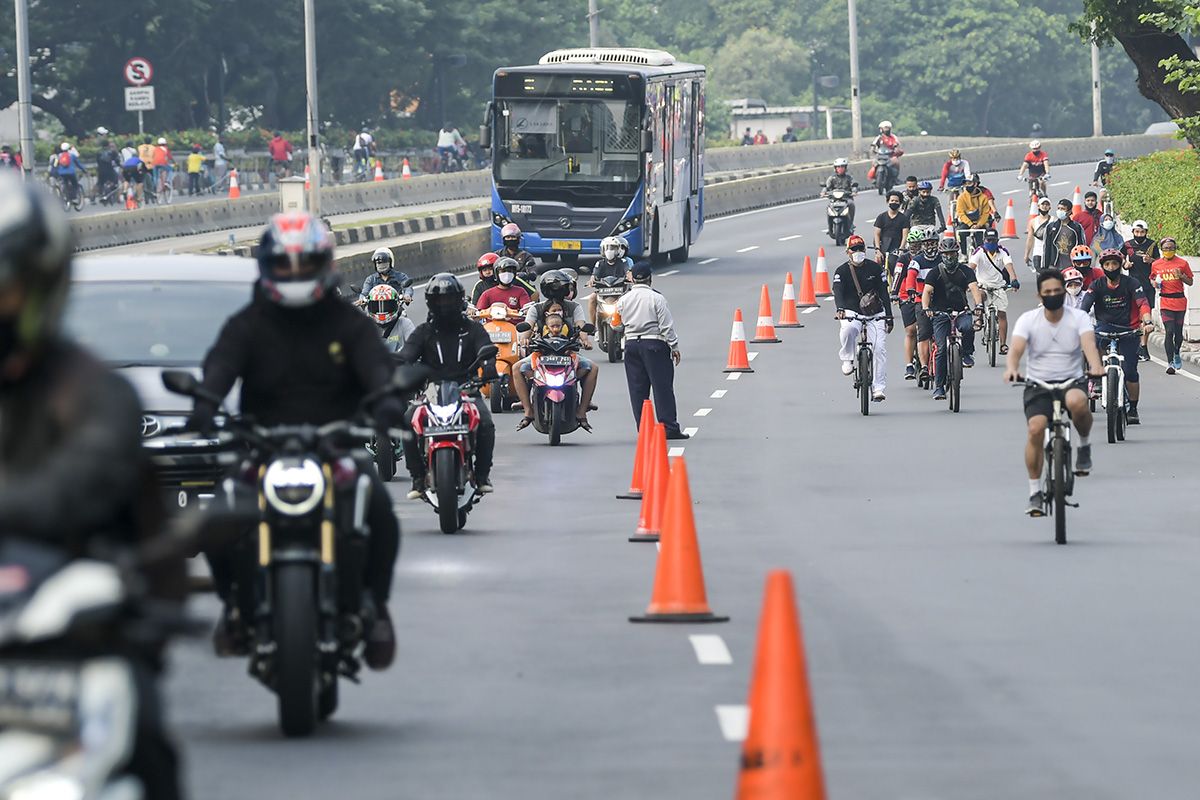 Warga berolah raga di kawasan JaIan Sudirman, Jakarta, Minggu (28/6/2020). Warga tetap berolah raga meski Hari Bebas Kendaraan Bermotor (HBKB) atau Car Free Day (CFD) ditiadakan di kawasan Jalan Sudirman-Thamrin dengan alasan menghindari terjadinya kerumunan warga untuk mencegah penyebaran COVID-19.