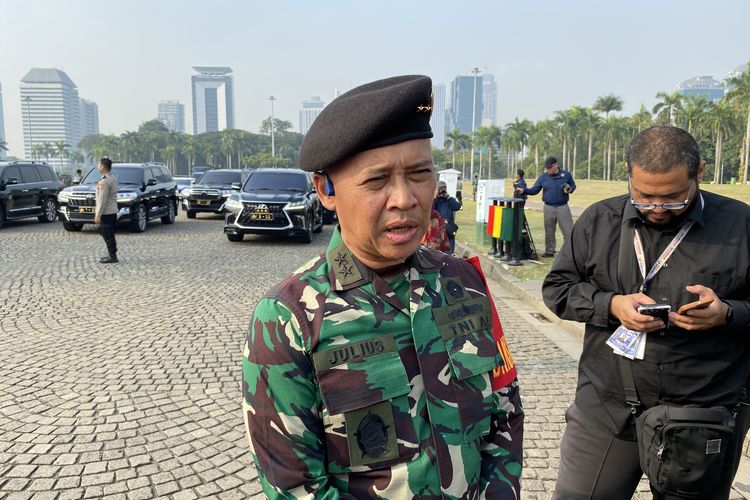Kapuspen TNI Laksamana Muda Julius Widjojono ditemui usai gelar apel pasukan pengamanan KTT ke-43 ASEAN di Monas, Jakpus, Jumat (1/9/2023).