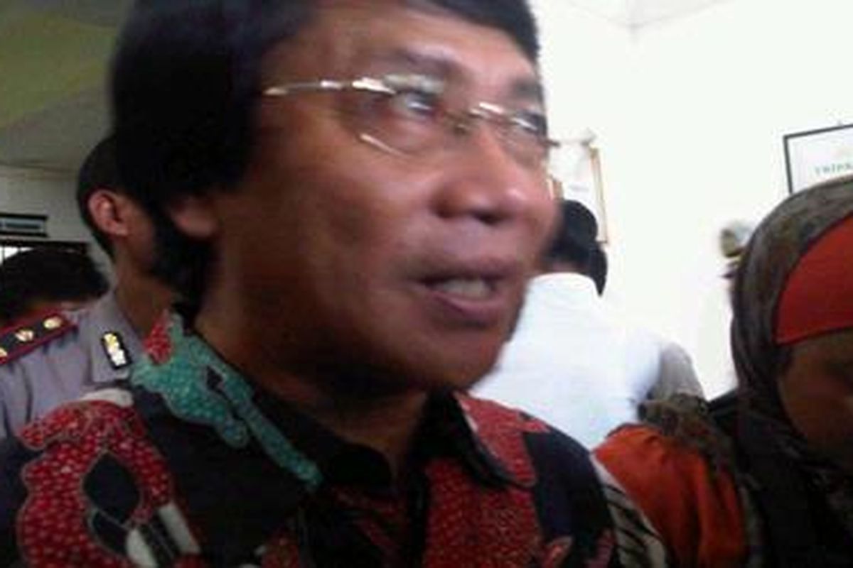 Seto Mulyadi, pemerhati masalah anak saat mengunjungi tersangka pelaku kekerasan Amn (13) di Markas Polsek Beji, Depok, Senin (20/2).