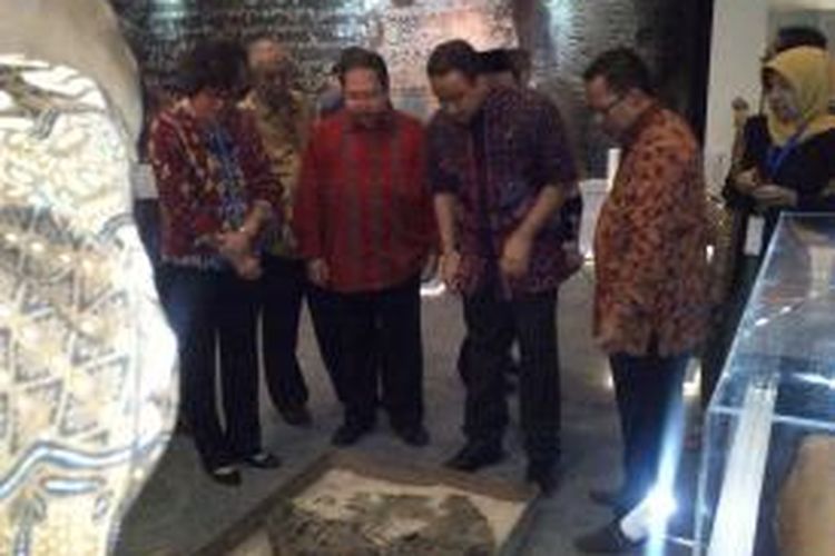 Menteri Pendidikan dan Kebudayaan Dasar dan Menengah, Anies Baswedan saat mengunjungi Pameran Museum Nusantara di JCC Jakarta, Sabtu (22/11/2014).