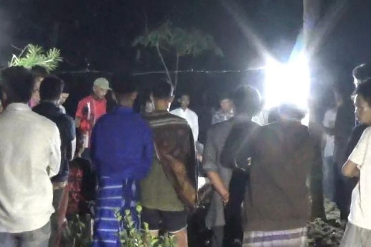 Jenazah perempuan korban pembunuhan yang ditemukan dalam karung di kolong Tol Cibitung-Cilincing, Marunda, Jakarta Utara dikebumikan di kampung halamannya di Desa Jati mulya, Kecamatan Suradadi, Tegal, Jawa Tengah, Senin (29/5/2023) malam.
