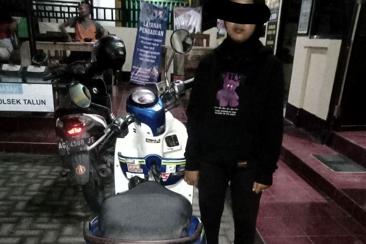 Remaja perempuan berinisial JEP (16) dibawa ke kantor polisi beserta sepeda motor Scoopy. Sepeda motor ini hilang dicuri dari rumah warga Kelurahan Kamulan, Kecamatan Talun, Kabupaten Blitar, Senin (17/6/2024) dan ditemukan Selasa (18/6) dini hari.
