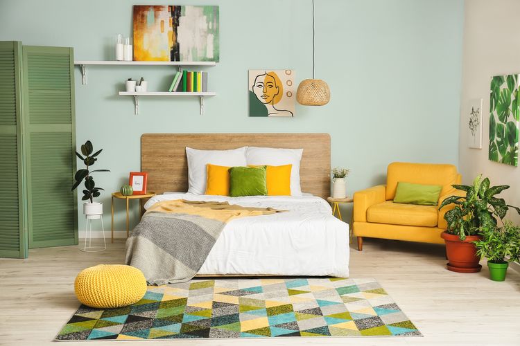 Ilustrasi kamar tidur dengan sofa dan warna cat hijau.