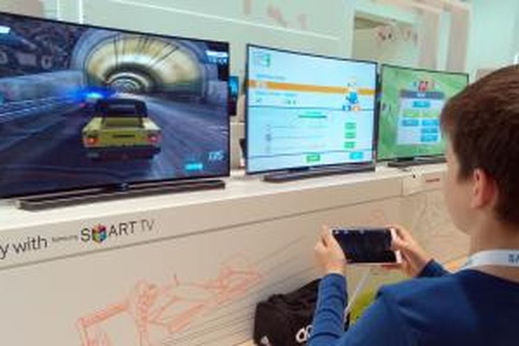 Salah satu stan Samsung di pameran IFA Berlin 2014 mempertontonkan keterhubungan perangkat mobile digital dengan televisi.