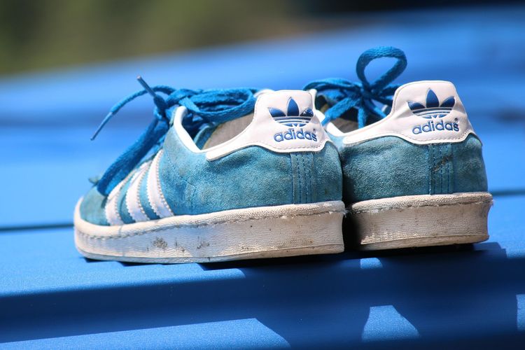 Fenomena sneakers KW kian marak. Komunitas dan brand mengingatkan masyarakat agar selalu beli di retail resmi demi jaminan keaslian dan kualitas.