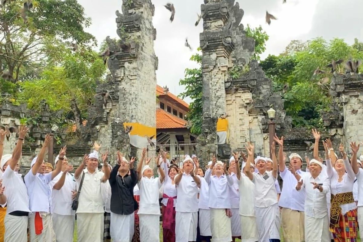 Acara Tumpek Uye tahun 2025 dipimpin langsung Gubernur Bali, Wayan Koster pada 12 Juli 2025 di Pura Sakenan, Pulau Serangan, Denpasar, Bali.