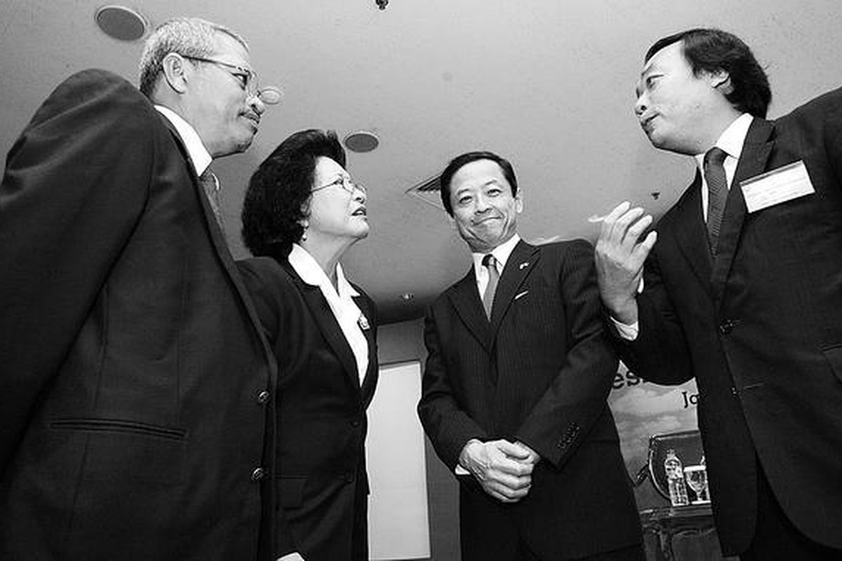 Staf Ahli Menteri Energi dan Sumber Daya Mineral (ESDM) Lobo Balia, Direktur Jenderal Minyak dan Gas Bumi pada Departemen ESDM Evita Legowo, Duta Besar Jepang untuk Republik Indonesia Kojiro Shiojiri, dan Direktur Jenderal Energi Kebijakan Lingkungan pada Kementerian Ekonomi, Perdagangan, dan Industri Jepang Takayuki Ueda (kiri ke kanan) berbincang di sela-sela seminar 