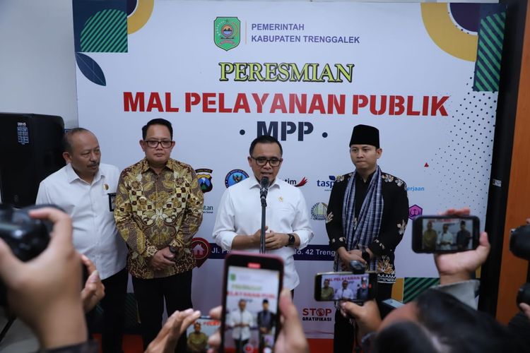 Menteri Pendayagunaan Aparatur Negara dan Reformasi Birokrasi (PANRB) Abdullah Azwar Anas meresmikan Mal Pelayanan Publik (MPP) Kabupaten Trenggalek, Selasa (20/8/2024).
