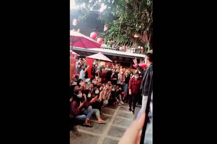 salah satu tangkapan layar yang menunjukkan adanya kerumunan dalam jumpa fans artis tik tok asal Solo, Viensboys di salah satu restoran di Kota Madiun, Jawa Timur, Minggu (24/1/2021)