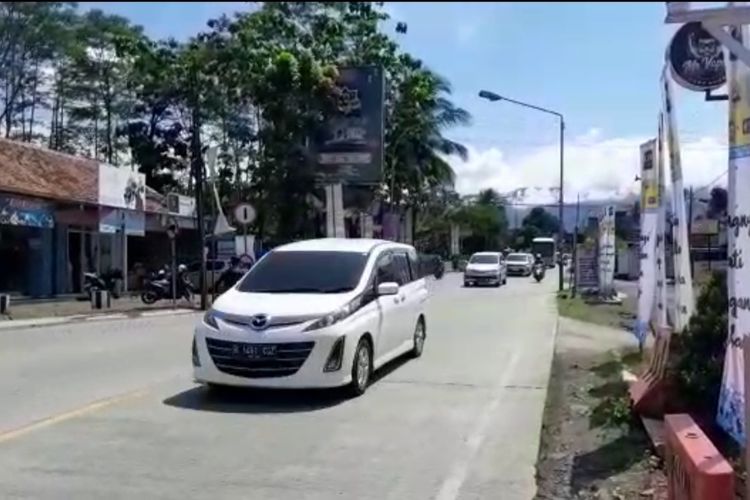 Arus lalu lintas di simpang Ajibarang, Kabupaten Banyumas, Jawa Tengah, sedikit meningkat pada Minggu (16/4/2023) siang.