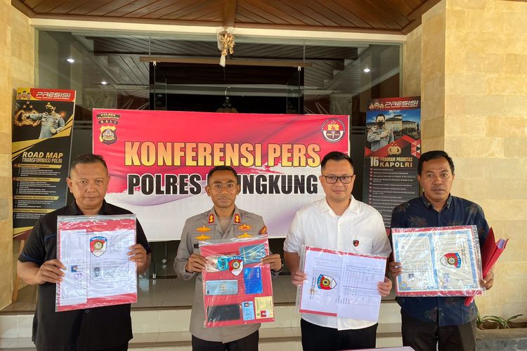 Kapolres Klungkung AKBP I Nengah Sadiarta bersama jajarannya saat merilis pengungkapan kasus TPPO yang menimpa seorang perempuan, ME (23), di Polres Klungkung, Bali, pada Rabu (15/6/2023). Dalam kasus ini polisi berhasil menangkap pelaku berinisial KA alias Asti (33). /Dok. Humas Polres Klungkung