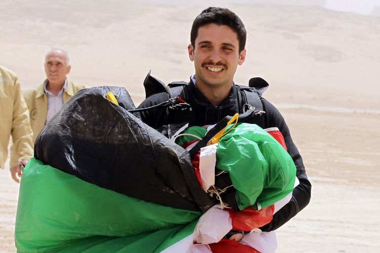 Foto tertanggal 17 April 2012 menampilkan Pangeran Hamzah bin Al Hussein dari Yordania, yang merupakan presiden Royal Aero Sports Club of Jordan, membawa parasut dalam peluncuran wahana Skydive Jordan di gurun Wadi Rum.