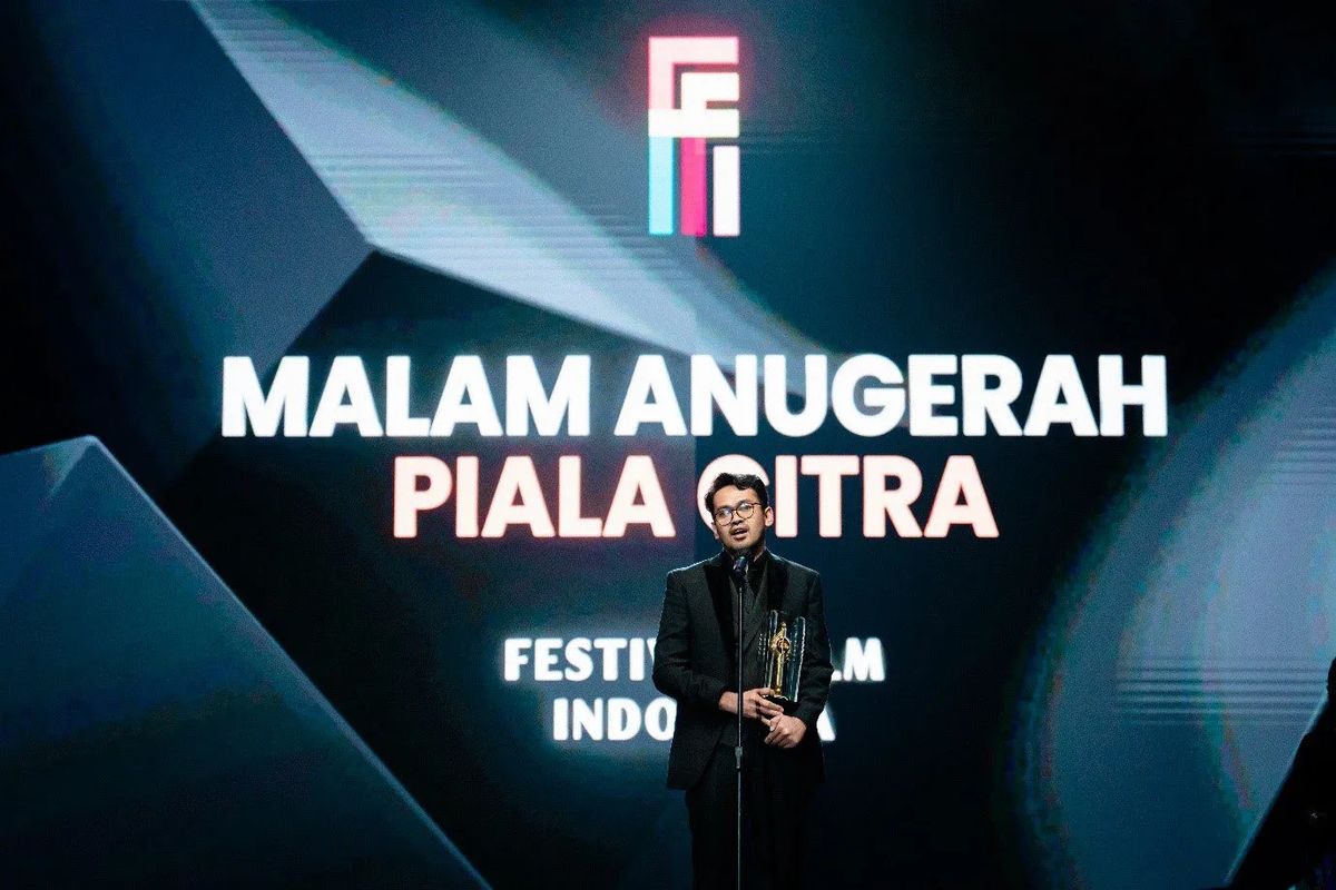 Dosen UMN, Makbul Mubarak menang Piala Citra kategori ?Penulis Skenario Asli Terbaik? di FFI 2022. 