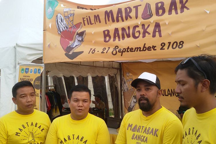 Arbi Leo (tengah) dan Eman Pradipta (pakai topi) dengan kru pembuatan film Martabak Bangka di lokasi casting Pantai Batu Bedaun, Kabupaten Bangka.