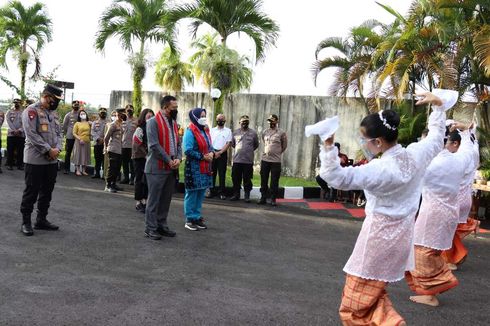 Tiba di Bandara Pattimura, Kapolda Maluku yang Baru Disambut Tari Lenso
