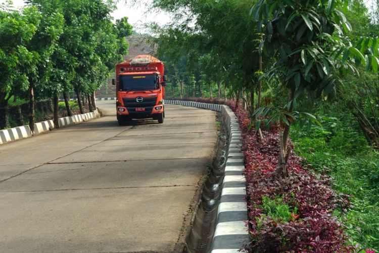 Wajah baru TPST Bantargebang, Jumat (10/11/2017). Tempat pengelolaan sampah tersebut mencoba beberapa perubahan setelah swakelola oleh pemprov DKI Jakarta, September 2016 lalu. Pembangunan ruang terbuka hijau salah satunya membantu merubah wajah TPST