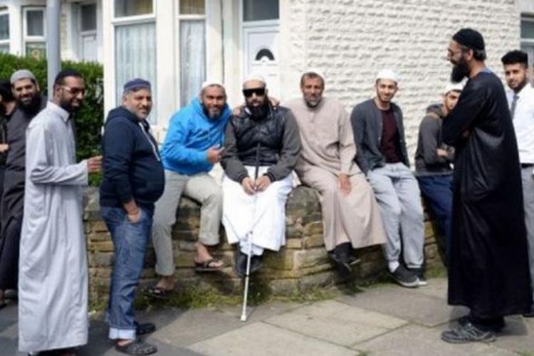 Sejumlah pria berkumpul di dekat Masjid Noorul Islam di Bradford, Inggris tengah.