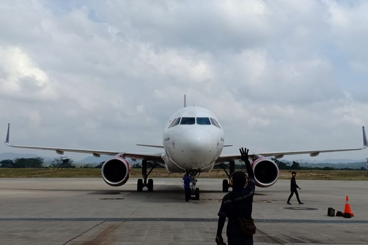 Penerbangan di Bandara APT Pranoto Samarinda. 