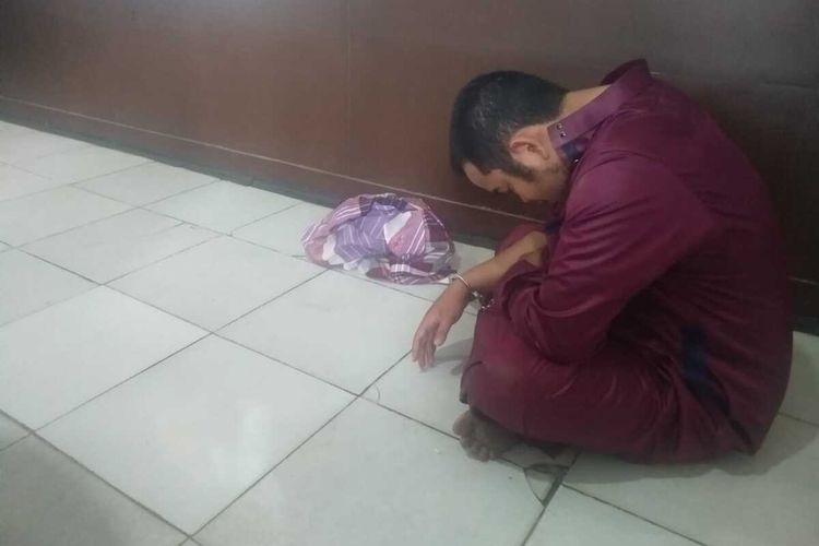 Tersangka WH (28) guru mengaji yang mencabuli muridnya sendiri saat berada di Polrestabes Palembang, Selasa (13/10/2020).