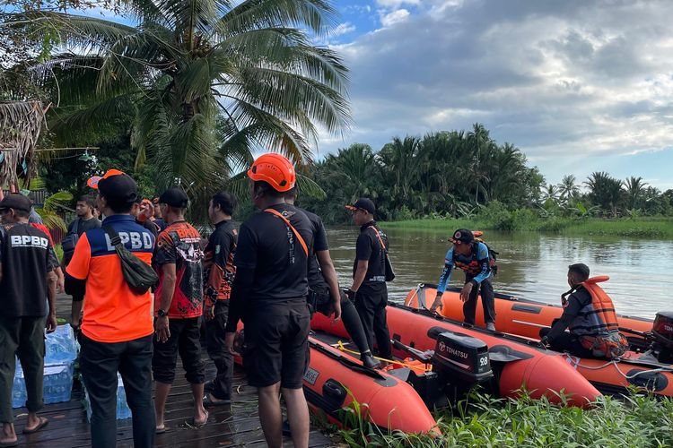Petugas BPBD Kalsel menyiagakan perahu karet di lokasi banjir di Kabupaten Tanah Bumbu, Senin (10/6/2024). 