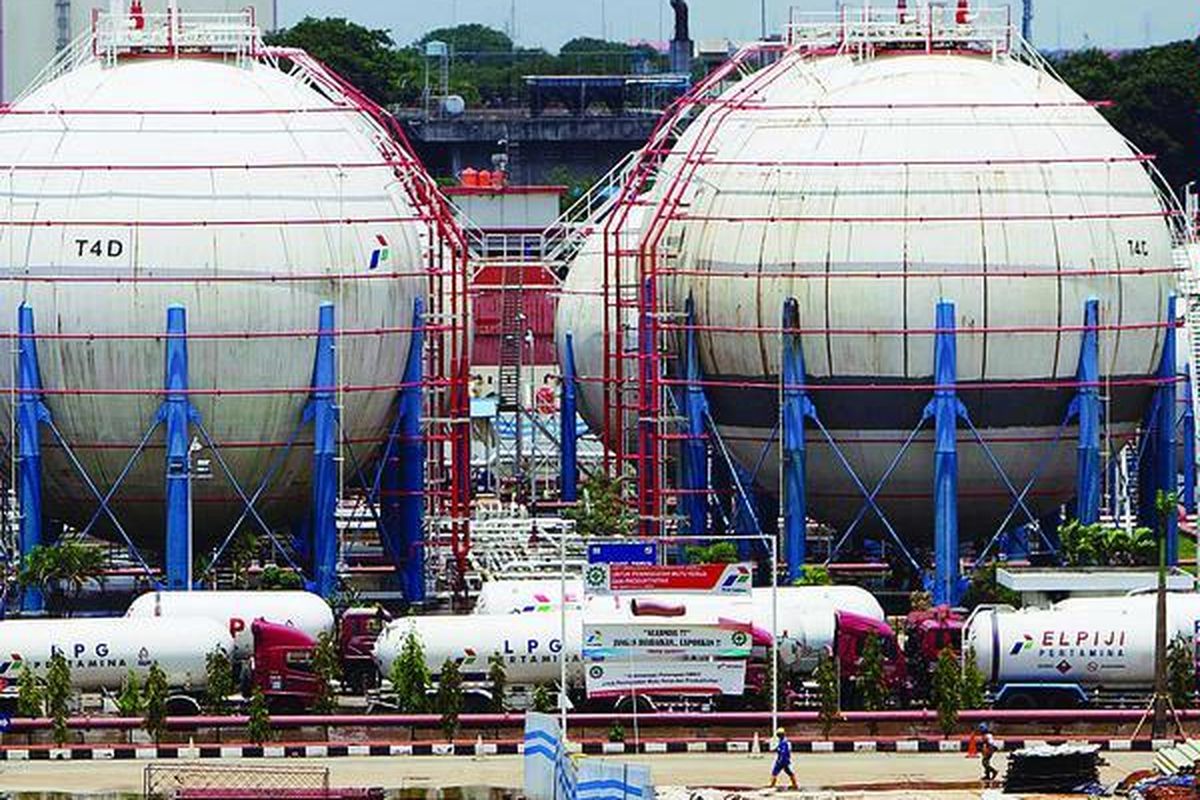 Aktivitas pengangkutan elpiji berlangsung di area tangki timbun depot elpiji Tanjung Priok, Jakarta Utara, Selasa (13/3). Elpiji merupakan salah satu produk gas PT Pertamina. 