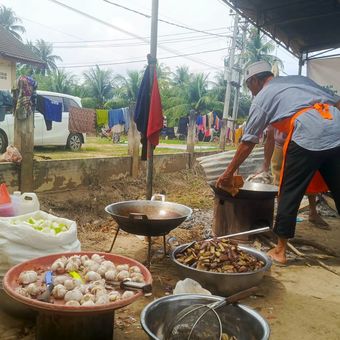 Suasana dapur umum di Desa Meuse, Kab. Bireuen.