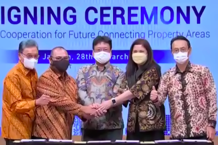 Dua pengembangan besar yang menempati area premium di jantung kota Jakarta, Jl MH Thamrin, Indonesia 1 dan Plaza Indonesia resmi saling terkoneksi. Hal ini menyusul penandatanganan MoU ?The Cooperation for Future Connecting Property Areas? antara Media Group melalui PT Surya Indonesia Satu Properti (SISP), Hankyu Hanshin Properties Corp, dan PT Plaza Nusantara Realti, Senin (28/3/2022).