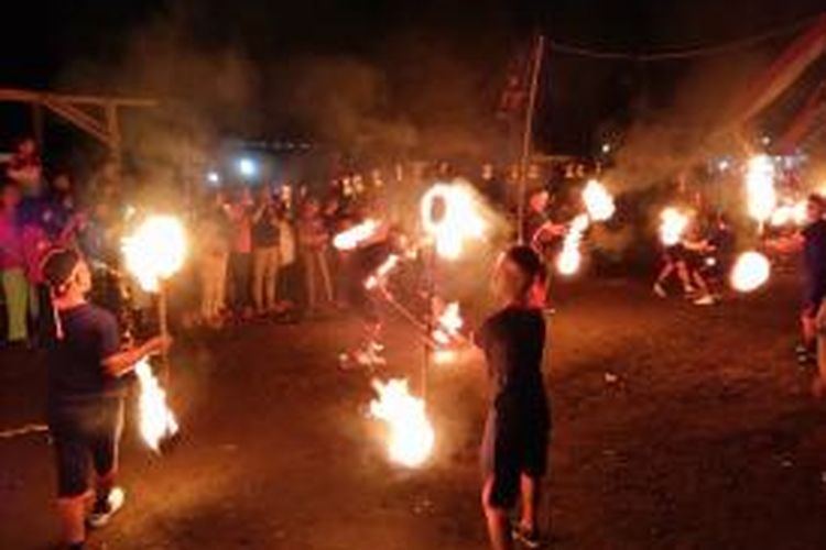 Masyarakat Dusun Kejoyo Desa Tambong Kecamatan Kabat Banyuwangi melakukan atraksi api pada Tradisi Gredoan ajang mencari jodoh di desa setempat. Acara tersebut digelar juga untuk merayakan hari Maulid Nabi Muhammad