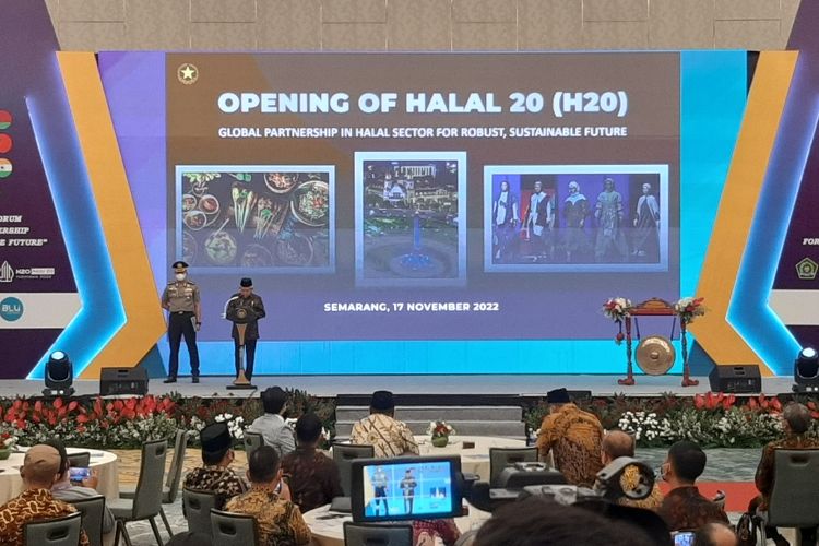 Wakil Presiden Ma'ruf Amin menyampaikan sambutan saat membuka forum Halal 20 di Semarang, Kamis (17/11/2022).