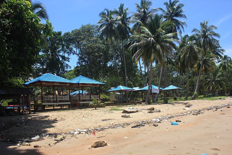 Pantai Batu Lamampu Dan Kayu Angin Pantai Perawan Di