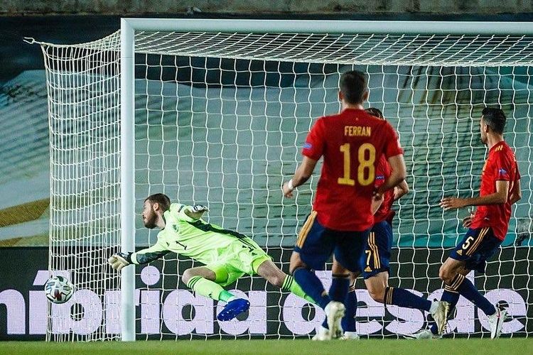 Kiper timnas Spanyol David De Gea melakukan penyelamatan pada laga UEFA Nations League kontra Swiss di Stadion Alfredo Di Stefano, Madrid, pada Minggu (11/10/2020) dini hari WIB.