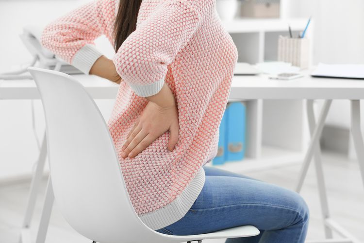 Mengubah posisi duduk adalah salah satu cara mengatasi sakit pinggang pada wanita yang bisa dilakukan.