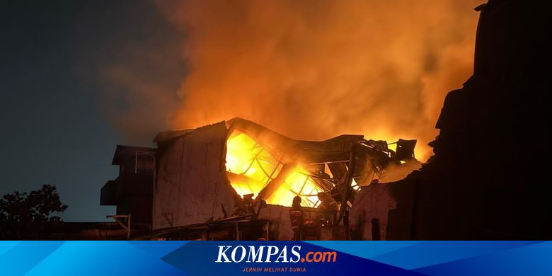 20 Unit Damkar dan 100 Personel Dikerahkan untuk Padamkan Kebakaran Pabrik Konstruksi di Serpong