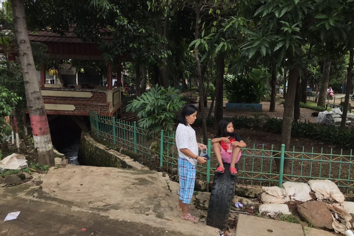 Kondisi saluran air di Komplek Polri Pondok Karya, Pela Mampang, Mampang Prapatan, Jakarta pada Senin (2/11/2020). Warga menilai saluran air berbahaya lantaran tak ada pengaman, tak terlihat saat banjir, dan berarus deras jika hujan.