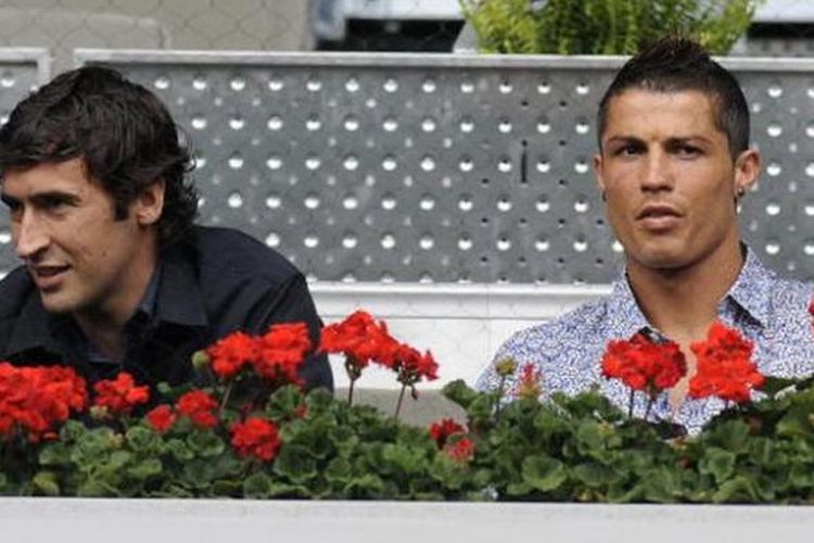 Raul Gonzalez dan Cristiano Ronaldo saat menyaksikan turnamen tenis di Madrid, Mei 2010. 