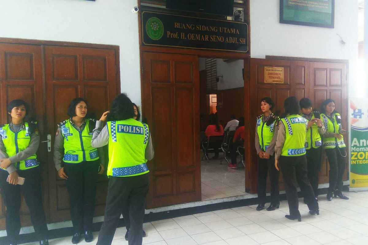 Pengamanan sidang UU ITE dengan tersangka Rizal dan Jamran di Pengadilan Negeri Jakarta Selatan, Rabu (31/5/2017).