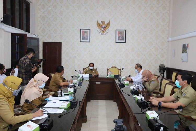 Wakil Wali Kota Surabaya Armuji menggelar rapat koordinasi khusus kesiapan program Pemberlakuan Jaminan Kesehatan Semesta atau Universal Health Coverage (UHC), Selasa (30/3/2021).