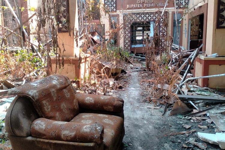 Gedung DPRD Kabupaten Pekalongan Bekas Terbakar Dibongkar, “Agar Tidak Jadi Rumah Jin”