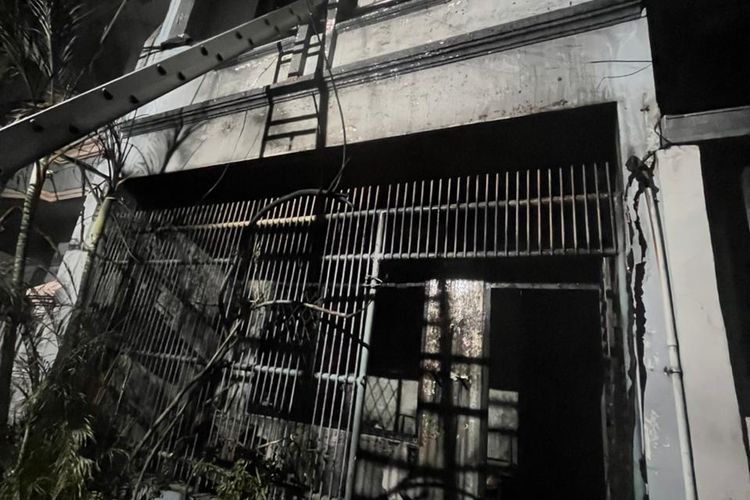 Rumah Terbakar yang Tewaskan Sekeluarga di Jakbar Dipasangi Terali, Damkar Kesulitan Padamkan Api