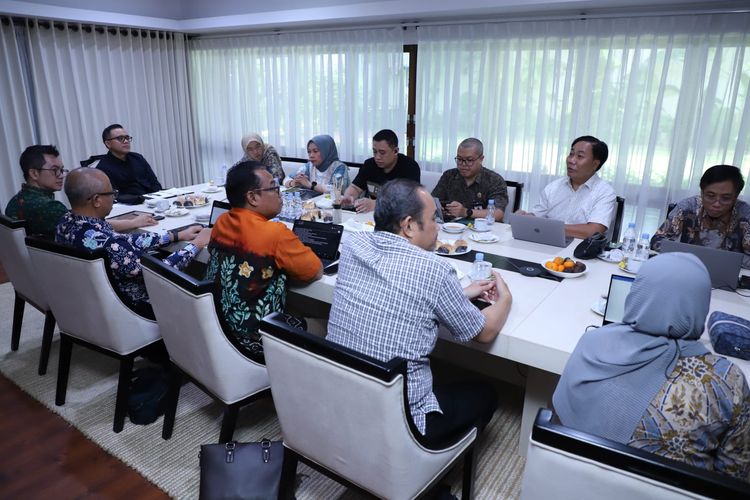 Kemenpan RB menggelar pertemuan dengan seluruh kementerian, lembaga, pemerintah daerah (pemda), serta pengelola kepegawaian di seluruh Indonesia. Pertemuan tersebut guna mendorong instansi pemerintah baik pusat maupun daerah memanfaatkan alokasi formasi secara optimal.