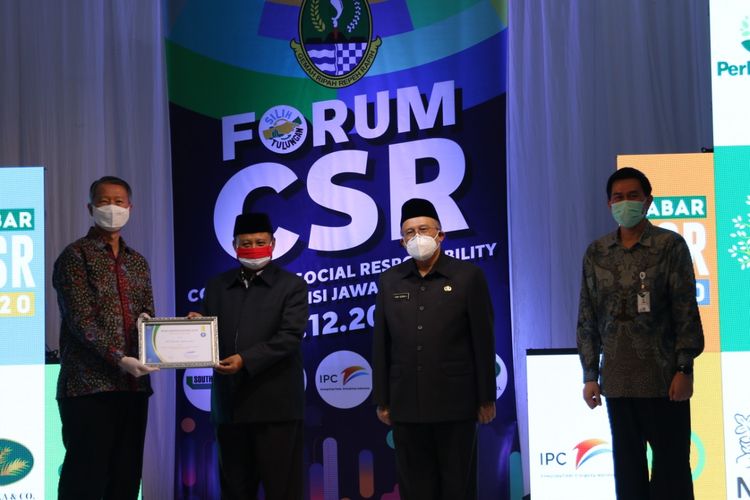 Penyerahan penghargaan CSR diberikan oleh Wakil Gubernur Jawa Barat Uu Ruzhanul Ulum kepada Direktur Utama PT Jababeka Infrastruktur sekaligus pengelola kawasan industri Jababeka Tjahjadi Rahardja. 
