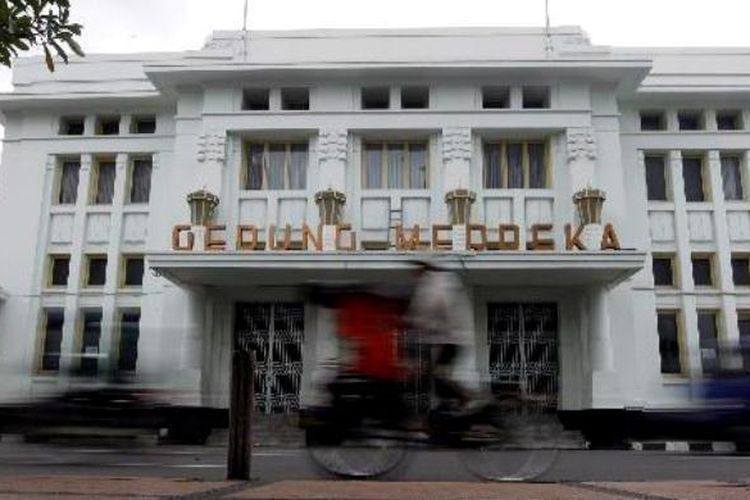 Gedung Merdeka di Jalan Asia Afrika, Bandung, Jawa Barat, Jumat (25/3/2011). Gedung ini pernah menjadi tempat berlangsungnya Konferensi Tingkat Tinggi Asia-Afrika pada tahun 1955. Sekarang gedung ini dimanfaatkan sebagai museum yang memajang catatan sejarah mengenai KTT Asia-Afrika berupa foto hingga koleksi benda.