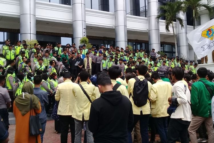Massa mahasiswa di Padang, Sumatera Barat menuntut revisi UU KPK, RKUHP dan Pertahanan dibatalkan, Senin (23/9/2019)