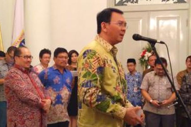Gubernur DKI Basuki Tjahaja Purnama berbicara dalam peluncuran Go-Busway dan Qlue Transit. Di belakangya berdiri Dirut PT Transjakarta Antonius Kosasih. 