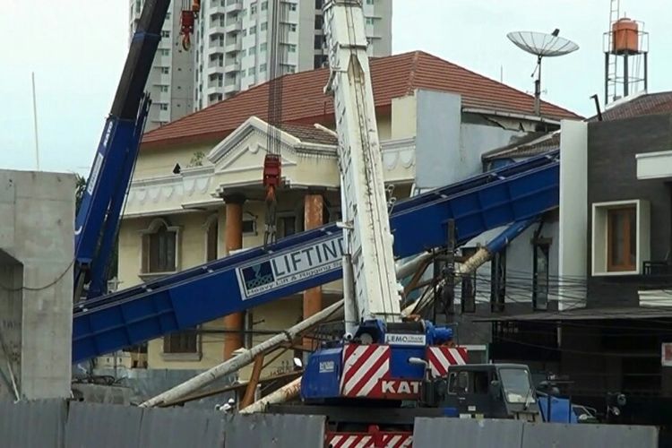 Alat berat pembangunan LRT di Kelapa Gading jatuh dan menimpa rumah warga, Selasa (17/10/2017) dini hari.