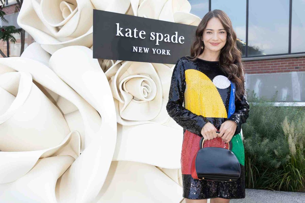 Enzy Storia tampil elegan dan memukau saat menghadiri pertunjukan Kate Spade New York Spring 2024 di ajang New York Fashion Week.