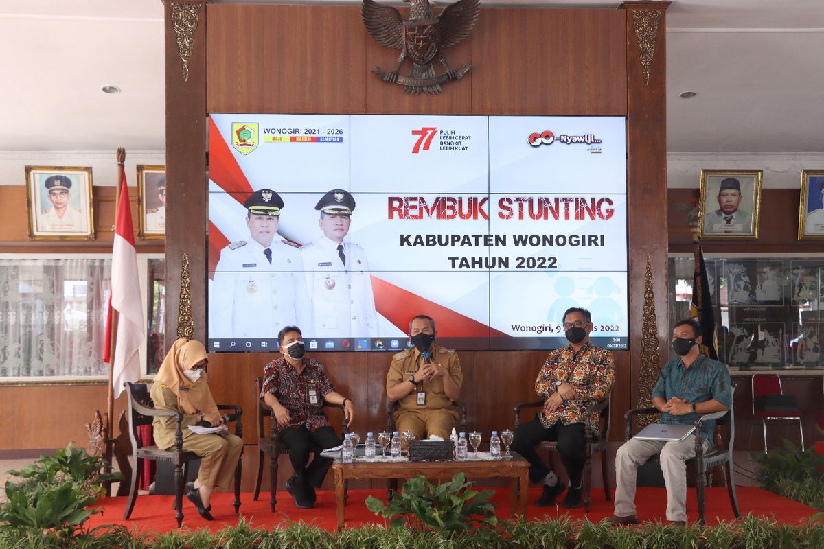 Bupati Wonogiri Joko Sutopo menyampaikan materi terkait penanganan stunting pada acara Rembug Stunting di Pendopo Kabupaten Wonogiri, Selasa (9/8/2022).

