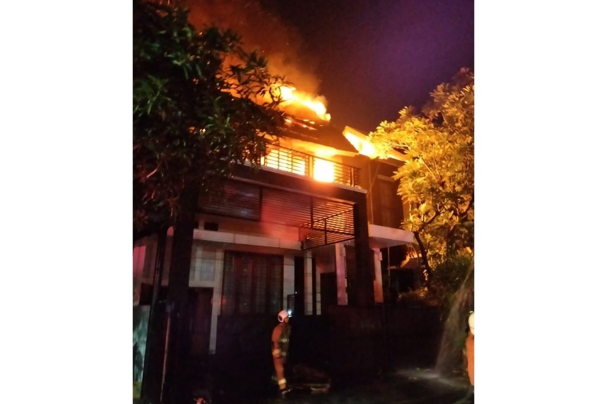 Kebakaran pada rumah dua lantai di Jalan Kayu Putih II, Pulogadung, Jakarta Timur, Selasa (24/3/2020).