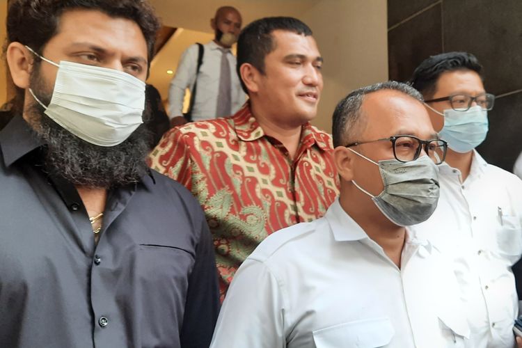 Sekretaris Jenderal Majelis Pimpinan Nasional Pemuda Pancasila (PP), Arif Rahman (baju putih dan masker abu-abu), memenuhi panggilan Polda Metro Jaya, Senin (13/12/2021).