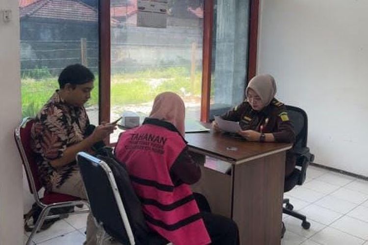 Kejari Kota Pasuruan Tetapkan 2 Tersangka Baru Kasus Dugaan Korupsi Anggaran PKBM Nilai Kerugian Rp697.369.600., Jumat (17/10/2025) 